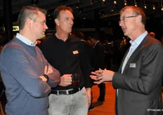 Bert Koeze van Royal van Zanten druk in gesprek met links Vincent Verbaeys van Gediflora en in het midden Eric Mooren van Waterdrinker.